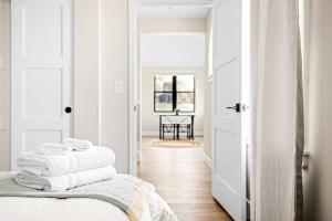 Letto o letti in una camera di The Golden House 1 Block to Main St