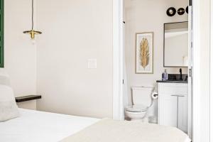 Bagno di The Golden House 1 Block to Main St