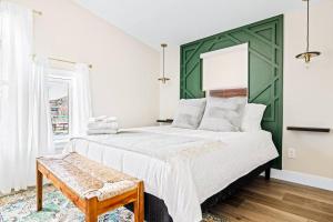 Letto o letti in una camera di The Golden House 1 Block to Main St