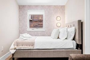 Letto o letti in una camera di The Golden House 1 Block to Main St