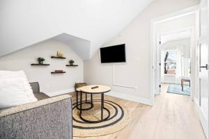 TV o dispositivi per l'intrattenimento presso The Golden House 1 Block to Main St