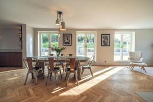 Galería fotográfica de Luxury villa in Täby with large pool en Täby