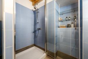 y baño con ducha de azulejos azules. en Casa Angelina, en Vrsar 31 fotos más