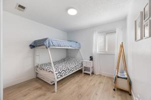 Ένα ή περισσότερα κρεβάτια σε δωμάτιο στο Modern Downtown Escape Sleeps 10