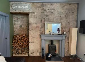 ミルポートにあるKames Bay Couples Retreatのリビングルーム(暖炉、鏡付)