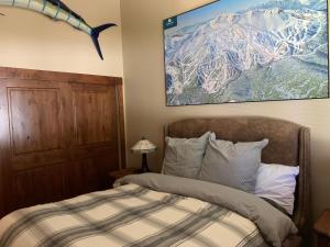 Ένα ή περισσότερα κρεβάτια σε δωμάτιο στο Mountainback #79, Loft, Den