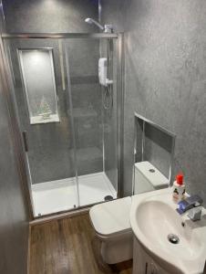 ミルポートにあるKames Bay Couples Retreatのシャワー、トイレ、洗面台を備えたバスルーム