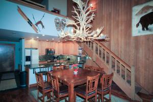 Φωτογραφία από το άλμπουμ του Mountainback #79, Loft, Den στο Μαμούθ Λέικς +8 φωτογραφίες