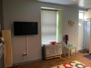 ミルポートにあるKames Bay Couples Retreatのリビングルーム(壁掛け式薄型テレビ付) +1枚の写真