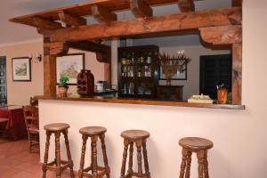 The lounge or bar area at Posada Real del Pinar