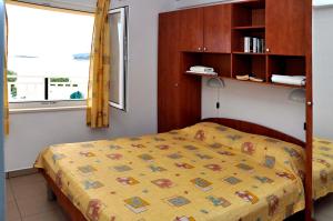 a small bedroom with a bed and a window at San Rocco Lumbarda in Lumbarda