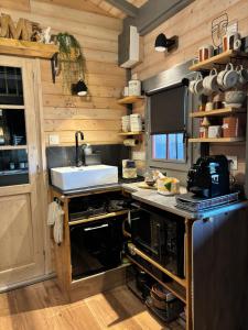 Kuchyň nebo kuchyňský kout v ubytování TiNY HOUSE LE CHALET + 36 fotografií