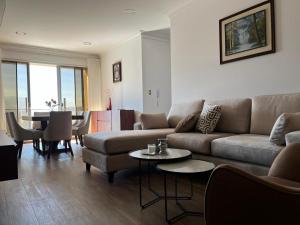 a living room with a couch and a table at Apartamento céntrico y lujoso in Cochabamba