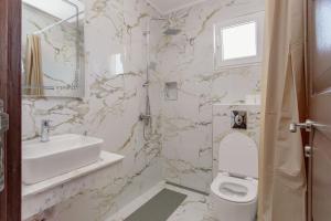 un baño con inodoro y lavabo en Medo, en Ulcinj