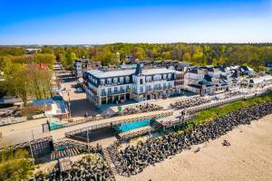 Una vista aérea de un complejo turístico con un gran edificio. en Apartamenty Zachód Słońca Mi Casa Holidays, en Mielno