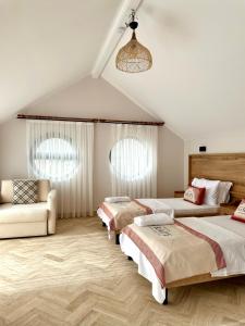 Un pat sau paturi într-o cameră la Grape Hotel