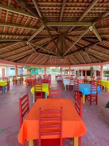 un gruppo di tavoli e sedie in un patio di Hotel rural Santa Luzia 2 a Santa Luzia do Pará