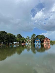 un gruppo di case sulla riva di un lago di Hotel rural Santa Luzia 2 a Santa Luzia do Pará