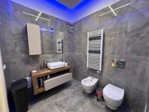Ένα μπάνιο στο Blue Line Apartment
