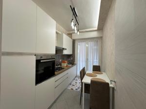 Η κουζίνα ή μικρή κουζίνα στο Blue Line Apartment +8 φωτογραφίες