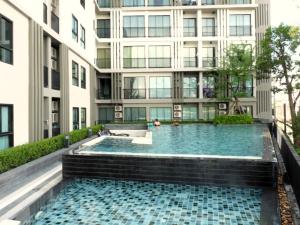 une piscine devant un bâtiment dans l'établissement Zcape1 apartment at Boat Avenue by Lofty, à Ban Thalat Choeng Thale