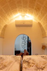 Habitación con 2 camas y puerta abovedada en Nathacasa Oria, en Oria 35 fotos más