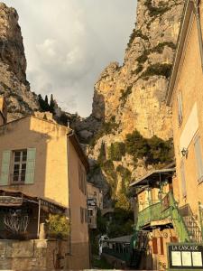 a town with a mountain in the background at Coeur de Moustiers pour 2 personnes in Moustiers-Sainte-Marie