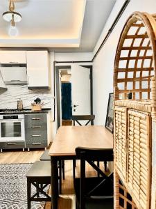Kuchyň nebo kuchyňský kout v ubytování Kaira Homes Accomodations & Rentals