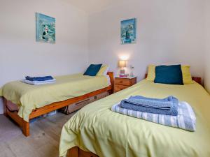 Ένα ή περισσότερα κρεβάτια σε δωμάτιο στο 2 Bed in Mullion Cove 36430