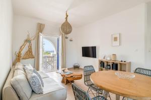 una sala de estar con un sofá y una mesa en Olive & Stone Residence, en Aliki