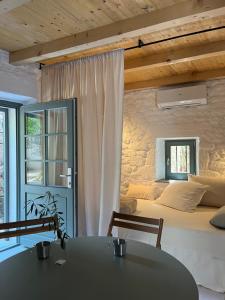 Ένα ή περισσότερα κρεβάτια σε δωμάτιο στο Stonehouse Zrmanja