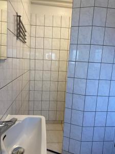 Ένα μπάνιο στο Apartment #1 with Wifi, close to city center, Beach and forrest