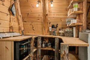 een keuken in een blokhut met houten wanden bij Unique Hobbit Cabin By Hallingskarvet in Hovet