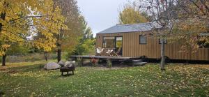 维拉梅利奎纳La Morada Lodge & Glamping - Meliquina的院子中间的小房子