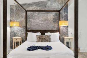 Ένα ή περισσότερα κρεβάτια σε δωμάτιο στο Elegant Stay Across From Fq W Free Parking