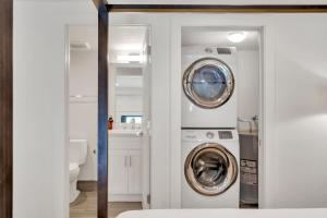Ένα μπάνιο στο Elegant Stay Across From Fq W Free Parking