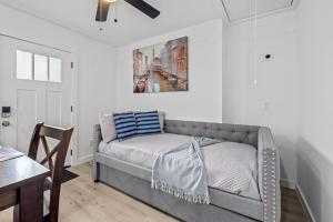 een woonkamer met een bank en een schilderij aan de muur bij Downtown Heights Flat Games TVs WiFi Pets in Houston