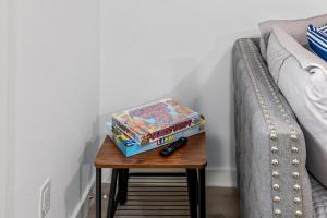 een tafel met twee dozen erop naast een bed bij Downtown Heights Flat Games TVs WiFi Pets in Houston