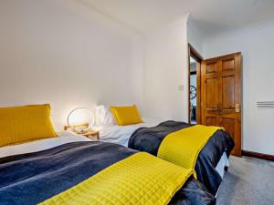 two beds sitting next to each other in a bedroom at 4 Bed in Troutbeck nr Ullswater SZ256 in Troutbeck