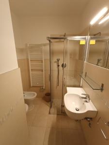 Ένα μπάνιο στο Hotel Chris