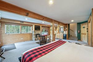 Μια τηλεόραση ή/και κέντρο ψυχαγωγίας στο All Seasons River Inn
