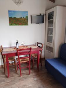 TV a/nebo společenská místnost v ubytování agriturismo gli olivastri appartamento corbezzolo con piscina e vista mare,climatizzatore,wifi
