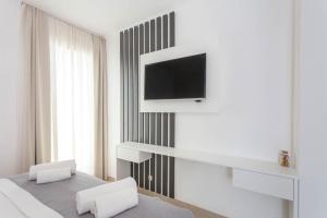 Televízia a/alebo spoločenská miestnosť v ubytovaní Sunset Split Rooms