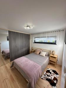 una camera da letto con un letto grande e una finestra di Chalet de charme en pleine ville a Sens
