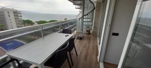 A balcony or terrace at Appart Cosy T3 (Vue Mer et Piscine 4-5 pers)
