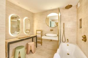 bagno con vasca, lavandino e specchio di The Salt House - sleeps 12 & 3 mins to beach a Melcombe Regis Altre 26 foto