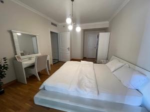 Cozy Apartment On San Stefano Grand Plaza Towers客房内的一张或多张床位
