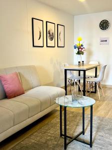 a living room with a couch and a table at Estilo y confort Bogotá centro in Bogotá