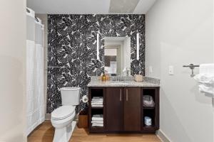 アッシュビルにあるRiver Row Suitesのトイレと白黒の壁紙が付いたバスルーム +291枚の写真
