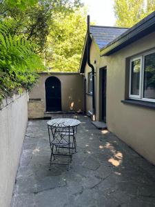 a table in the courtyard of a house at Victoria Gate Lodge in Derry Londonderry